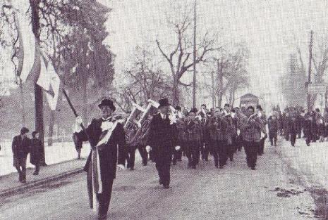 Feldmusik Neuenkirch im Jahre 1950 am Fasnachtsumzug des Schmutzigen Donnerstags