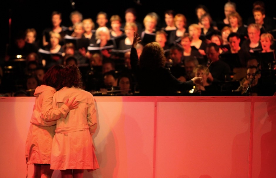 Orchester mit Chor und den beiden Solistinnen Dominique Lüthi und Brigitte Jost