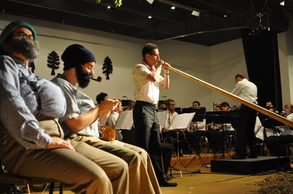 Talente in den eigenen Reihen - Fabian Amstutz gibt sein Alphorn-Solo zum Besten (Bild: Eva Burri)