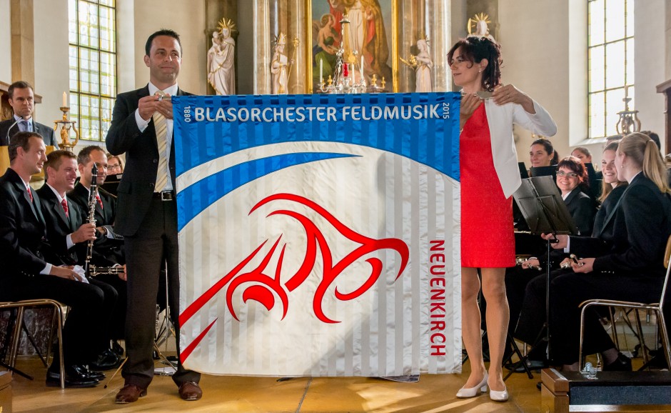 Präsentation der neuen Fahne durch die Fahnenpaten Adrian Baumann und Brigitte Lussi Helfenstein