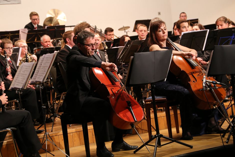 Solisten Anne-Christine Vandewalle und Stefano Zoller mit dem Blasorchester Neuenkirch bei der Aufführung von Mario Bürkis 'Chroma'