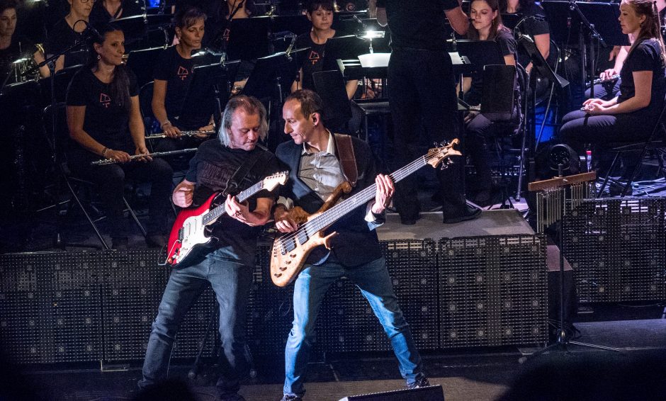 Chris Bürgi und Adrian Wirz von Irrwisch mit dem Blasorchester Neuenkirch. Foto: Thomas Moor.