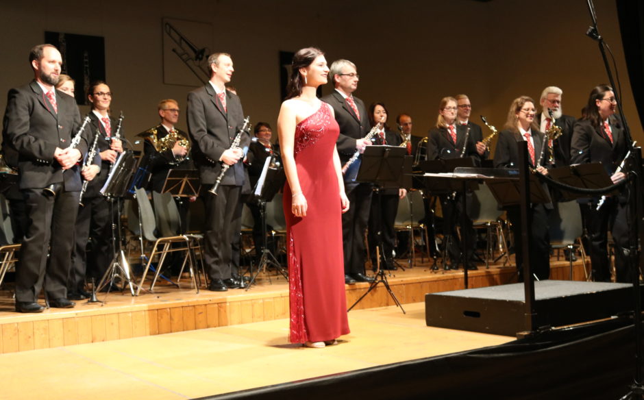 Solistin Raphaela Felder und das Blasorchester Neuenkirch unter der Leitung von Roger Meier (Foto: Sempacher Woche)