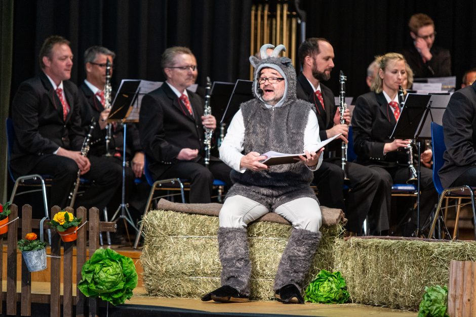 Erzähler Josef Seeberger führte als Ziege durch das Konzert (Foto: Roman Beer)